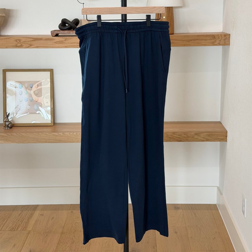 Lululemon Jersey Straight-Leg Mid-Rise Pant Short - True Navy - 10